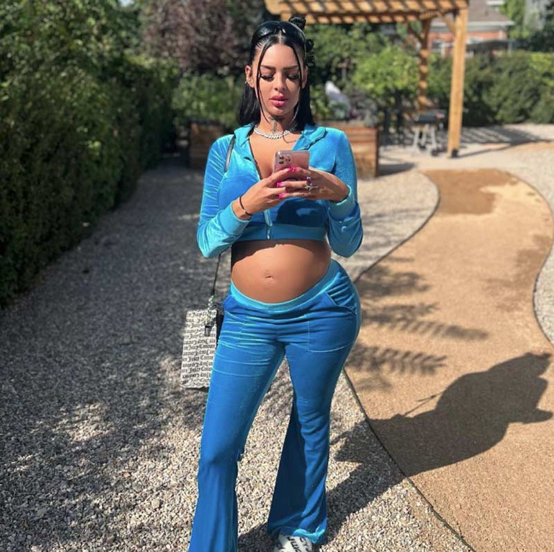 সমাজমাধ্যমে আলিজা লিখেছিলেন, ‘‘আমার জন্মদিনটা দারুণ গেল এ বার। এক হোটেলের ঘরে প্রায় একটা গোটা দলের সঙ্গে আমি সঙ্গমে লিপ্ত হই।’’