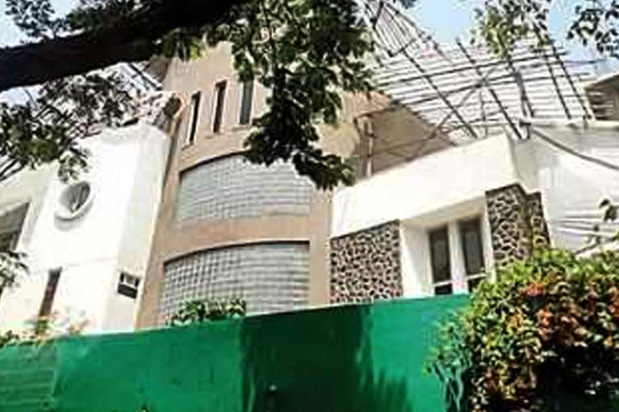 সংবাদ সংস্থা সূত্রের খবর, মুম্বই শহরের বহুমূল্য বাড়িগুলির তালিকায় ‘শক্তি’র নাম রয়েছে।