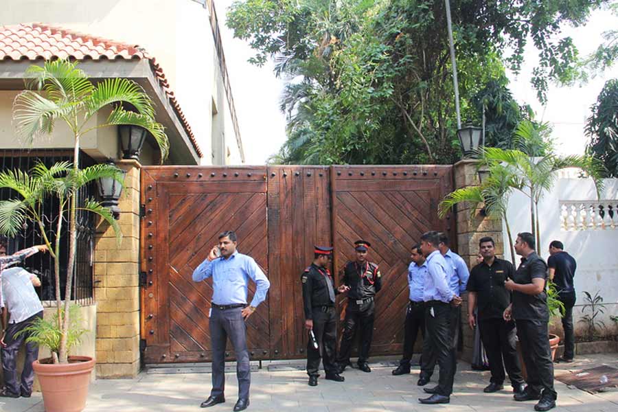 টিনসেল নগরী জুড়ে অমিতাভ বচ্চনের মোট পাঁচটি বাড়ি রয়েছে। কিন্তু পাঁচটির মধ্যে উল্লেখযোগ্য হল ‘জলসা’। 