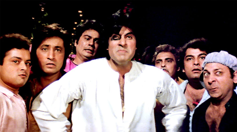 ‘সত্তে পে সত্তা’ ছবিতে তাঁর দুর্দান্ত অভিনয় দেখে মুগ্ধ হয়ে ছবির পরিচালক রমেশ সিপ্পি অভিনেতাকে এই বাড়িটি উপহার হিসাবে দিয়েছিলেন।