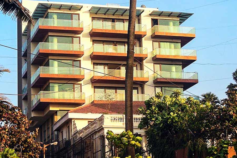 বান্দ্রার সমুদ্রসৈকতের সামনে মাথা তুলে দাঁড়িয়ে রয়েছে শাহরুখ খানের ‘মন্নত’। সংবাদ সংস্থা সূত্রের খবর, এই বাড়িটির মূল্য ২০০ কোটি টাকা।