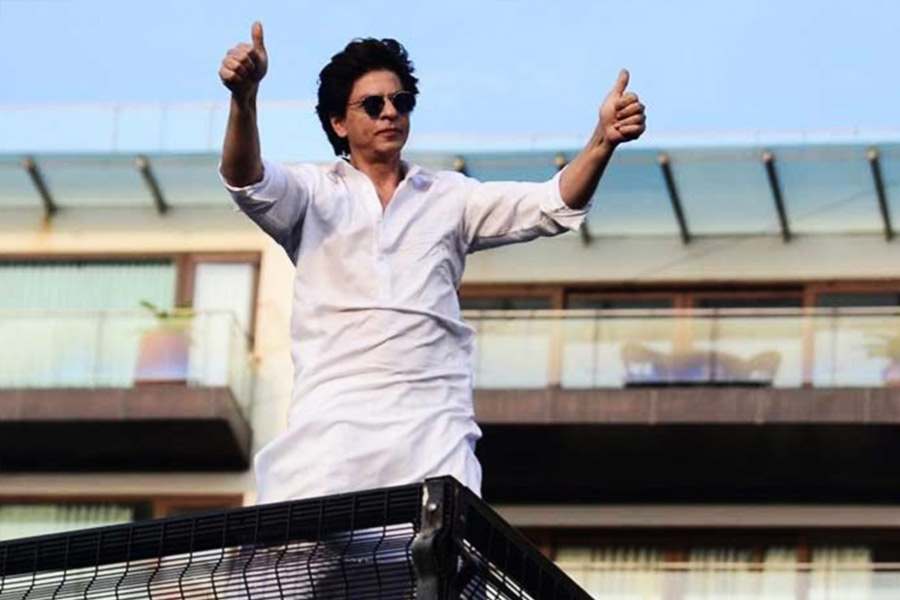 ছ’তলার এই বাড়িতে রয়েছে সুইমিং পুল থেকে গ্রন্থাগার। জিম থেকে শুরু করে অভিনেতার ব্যক্তিগত দফতরও রয়েছে।