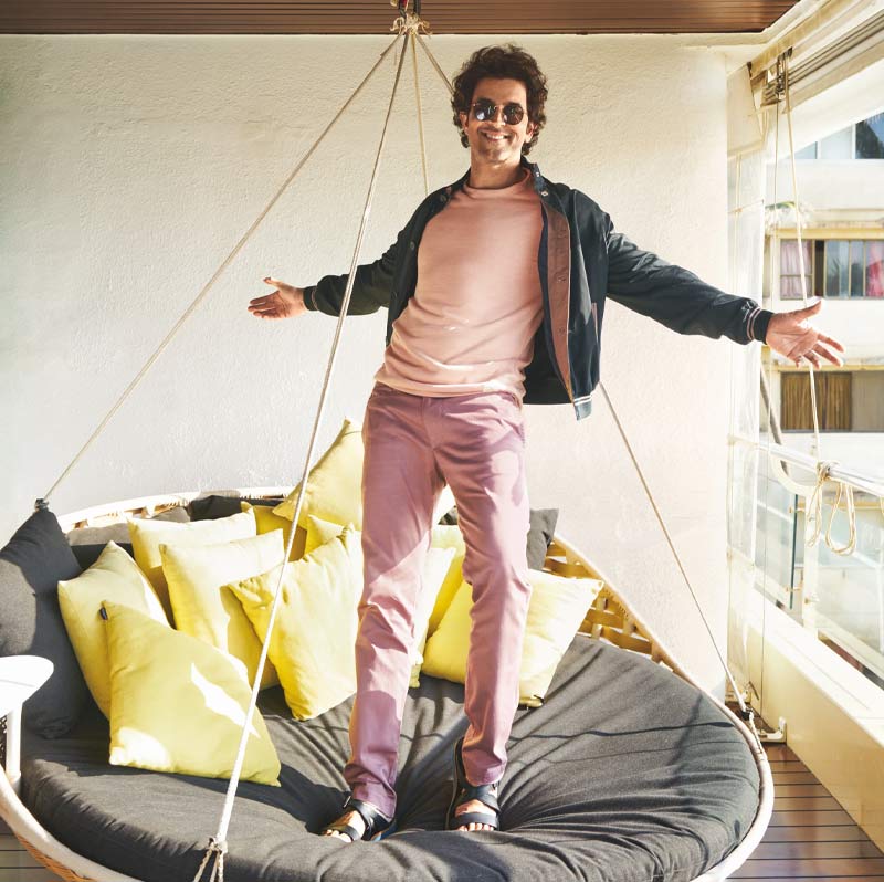 সমুদ্রসৈকতের সামনে একটি বিলাসবহুল বাড়ি কিনেছেন রোশন-পুত্র হৃতিক। একটি বহুতল আবাসনের ১৪, ১৫ এবং ১৬ তলা জুড়ে থাকেন তিনি। 