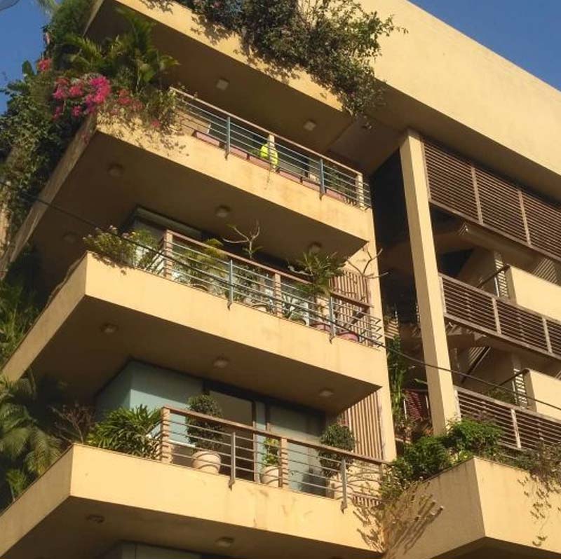 সংবাদ সংস্থা সূত্রের খবর, এই বাড়ির মূল্য নাকি ৩০ কোটি টাকা।