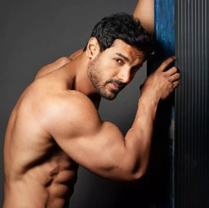 মুম্বইয়ের বান্দ্রা এলাকার বাসস্ট্যান্ডের কাছে একটি ডুপ্লেতে থাকেন বলি তারকা জন আব্রাহাম।