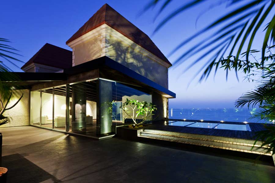 এই বাড়ির প্রতিটি ঘর থেকেই সমুদ্র দেখা যায়। সংবাদ সংস্থা সূত্রের খবর, এই বাড়িটির মূল্য ৭৫ কোটি টাকা।