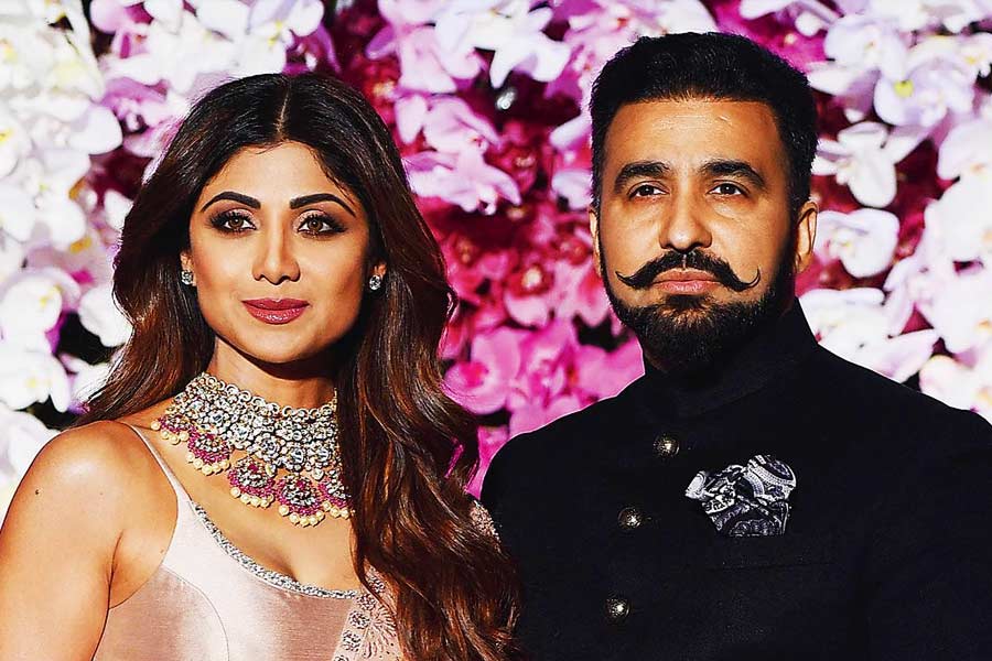 তাজ মহল নয়, মুম্বইয়ে রয়েছে ‘রাজ মহল’। এই ‘রাজ মহল’-এ থাকেন অভিনেত্রী শিল্পা শেট্টি এবং শিল্পপতি রাজ কুন্দ্রা। 