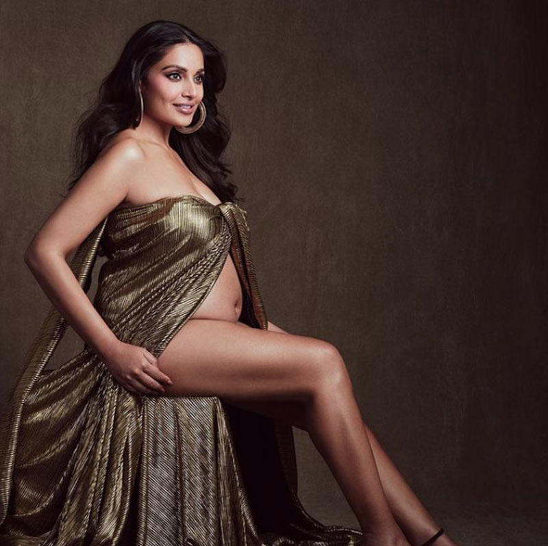 স্ফীতোদর আগলে রেখে মাতৃত্বকালীন ফটোশুটের মাধ্যমে মাতৃত্বের রূপ মেলে ধরে সেই বার্তা ছড়িয়ে দিয়েছিলেন তিনি। বিয়ের ছ’বছর পর প্রথম সন্তানের জন্ম দিলেন বিপাশা।