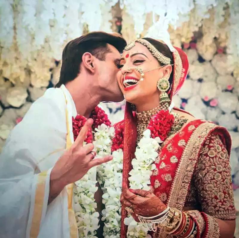 ভালবেসে একে অপরকে ‘মাঙ্কি’ বলে সম্বোধন করেন তাঁরা। বিয়ের পর অভিনয় থেকে বিরতি নিয়েছিলেন বিপাশা।