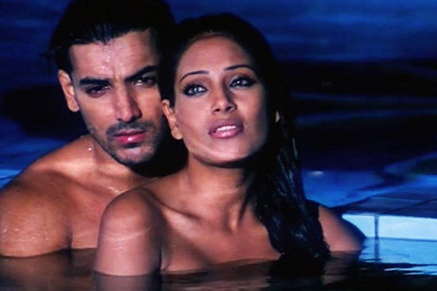 অভিনেতা জন আব্রাহামের সঙ্গে ‘জিস্‌ম’ ছবিতে বিপাশার জুটি জনপ্রিয় হয়েছিল। অভিনয়সূত্রে আলাপ হওয়ার পর দু’জনে গুটিকতক ছবিতে অভিনয় করেছিলেন। 