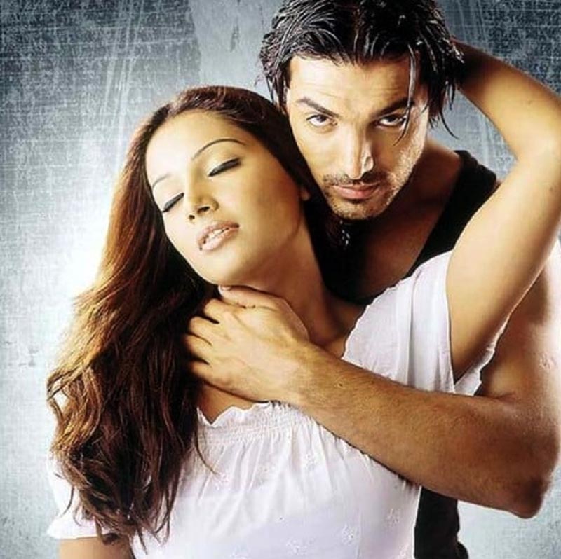 দু’জনের সম্মতিতেই বিচ্ছেদের পথ বেছে নিয়েছিলেন তাঁরা। কানাঘুষো শোনা যায়, সম্পর্কে ইতি টানার পরে বিপাশা এবং জন একে অপরের সঙ্গে কথা বলা বন্ধ করে দেন।