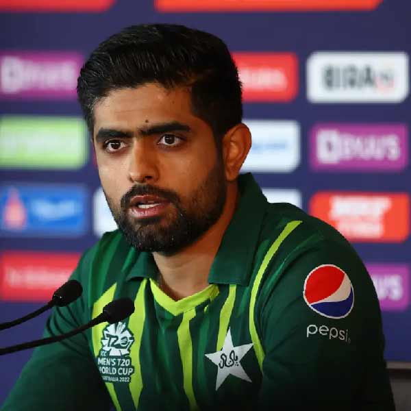 ২০০৯ সালের পর পাকিস্তান কি আবার বিশ্বকাপ পাবে বাবর আজমের হাত ধরে? উত্তর মিলবে আর কয়েক ঘণ্টা পর। ব্যাটার হিসাবে এই মুহূর্তে বিশ্বক্রিকেটে অন্যতম নাম বাবর। কিন্তু তাঁর অধিনায়ক সত্তা নিয়ে প্রশ্ন তুলেছেন পাকিস্তানের প্রাক্তন ক্রিকেটাররাই। ইংল্যান্ডের বিরুদ্ধে রবিবাসরীয় ম্যাচের মাধ্যমে সমালোচকদের যোগ্য উত্তর দেওয়ার সুযোগ পাচ্ছেন অধিনায়ক বাবর। কিন্তু শুধু পেশাগত জীবন নয়, বাবরের ব্যক্তিগত জীবনও বার বার সমালোচিত হয়েছে।