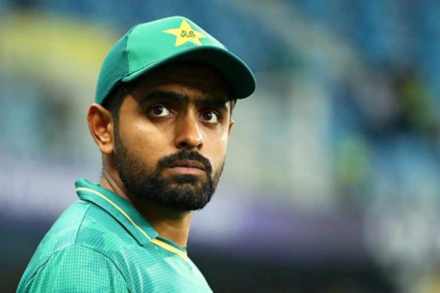 বেশ কয়েকটি প্রতিবেদন অনুসারে, নির্যাতিতা অভিযোগ করেন, দীর্ঘ ১০ বছর তাঁর সঙ্গে গভীর সম্পর্ক ছিল বাবরের। তিনি সন্তানসম্ভবা হয়ে পড়লে ‘প্রেমিক’ বাবরের অন্য রূপ দেখেন। ওই মহিলা দাবি করেন, তিনি গর্ভবতী অবস্থায় হেনস্থার শিকার হয়েছেন। বাবর তাঁকে মারধর করেছেন। এমনকি খুনেরও হুমকি দেন!