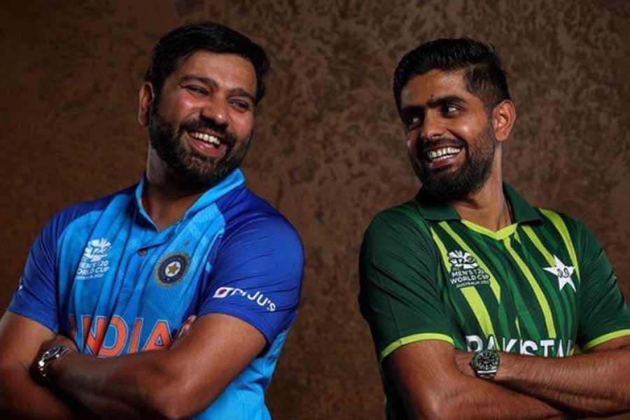 গত এশিয়া কাপের সময় একটি ভিডিয়ো প্রকাশ্যে আসে। ভারত অধিনায়ক রোহিত শর্মা এবং পাক অধিনায়ক বাবর আজ়মকে খুনসুটি করতে দেখা যায় তাতে। রোহিত একটা জায়গায় প্রশ্ন করেন, কবে বিয়ে করছেন বাবর। তাতে বাবর অল্প কথায় বলেন, ‘এখন না।’