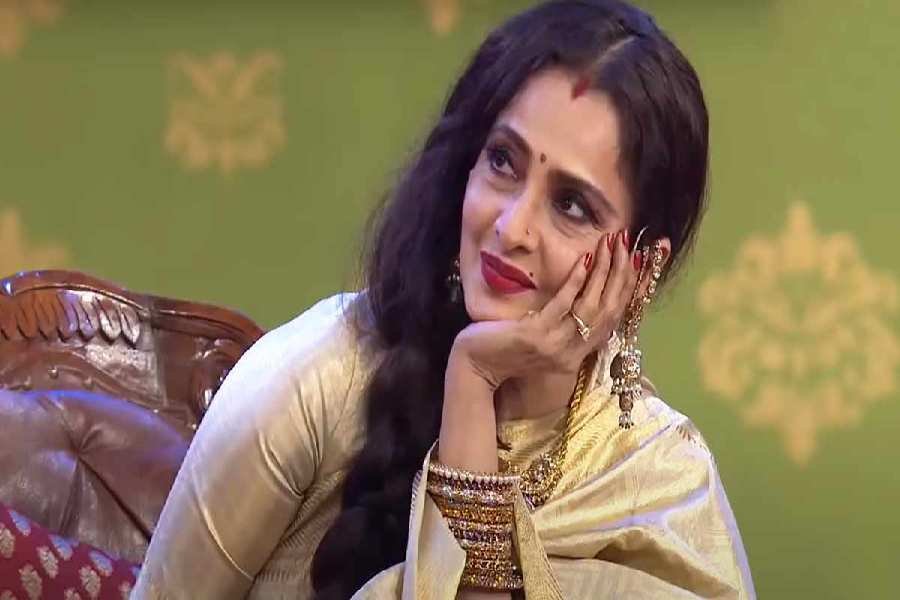 রেখার সৌন্দর্য নিয়ে চর্চা চলে বহু মহলে।