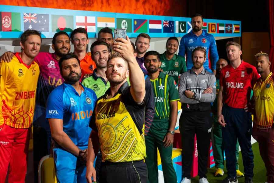ইংল্যান্ডের বেশির ভাগ ক্রিকেটারই কোনও না কোনও ম্যাচে ভাল খেলেছেন। আবার ফাইনালে না উঠলেও ভারতের বেশ কিছু ক্রিকেটারের পারফরম্যান্সকে অগ্রাহ্য করা যাবে না। তেমনই গ্রুপ পর্বেও কিছু দল চমকে দিয়েছে। সবাইকে মাথায় রেখেই বিশ্বকাপের সেরা একাদশ বেছে নিল আনন্দবাজার অনলাইন।