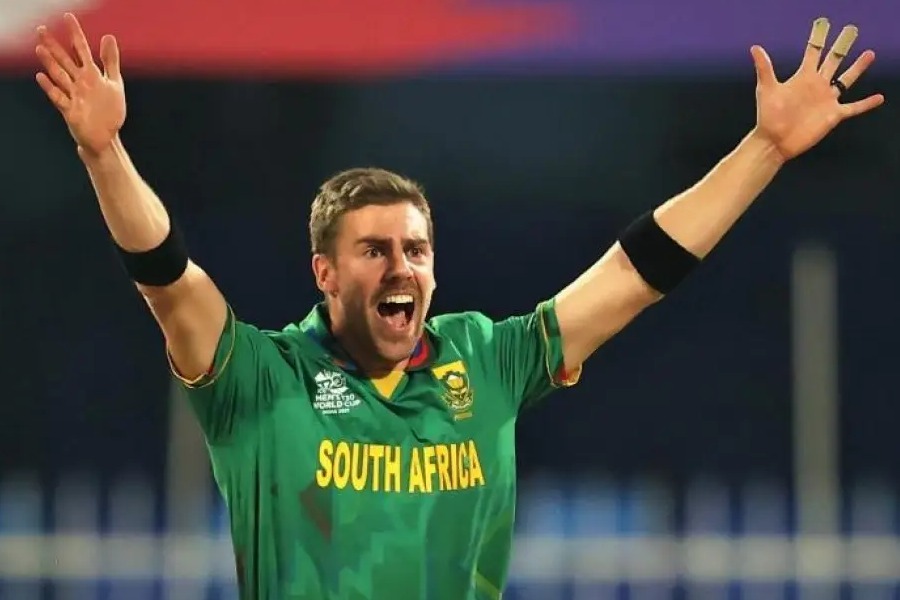 বোলিংয়ে টি-টোয়েন্টিতে সেরা আদিল রশিদ। ইংরেজ স্পিনার নিজের জায়গা ধরে রেখেছেন। তবে দ্বিতীয় স্থানে উঠে এসেছেন এনরিখ নোখিয়ে। সাত ধাপ উঠে এসেছেন দক্ষিণ আফ্রিকার বোলার। 