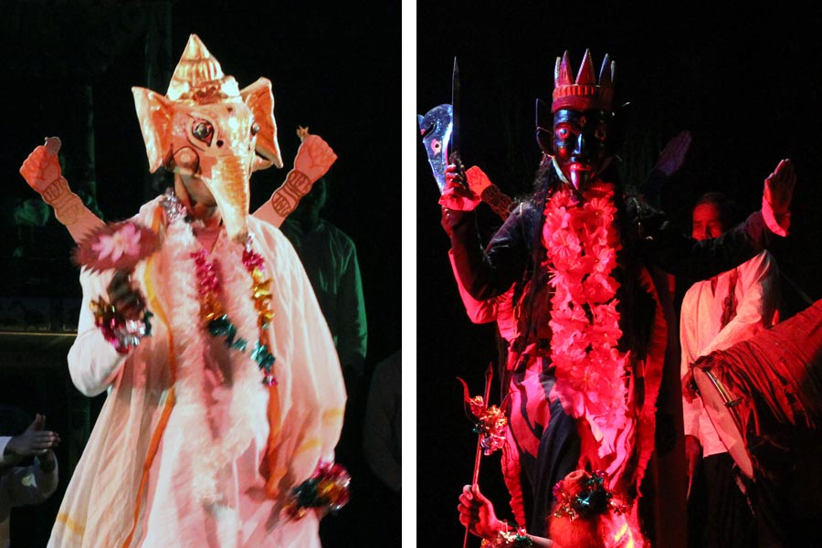 কালী, গণেশ, ঘোড়ামুখো থেকে শুরু করে বিভিন্ন পশু চরিত্রেও আকর্ষণীয় মুখোশের ব্যবহার রয়েছে  দেবেশের ‘হয়বদন’ নাটকে।