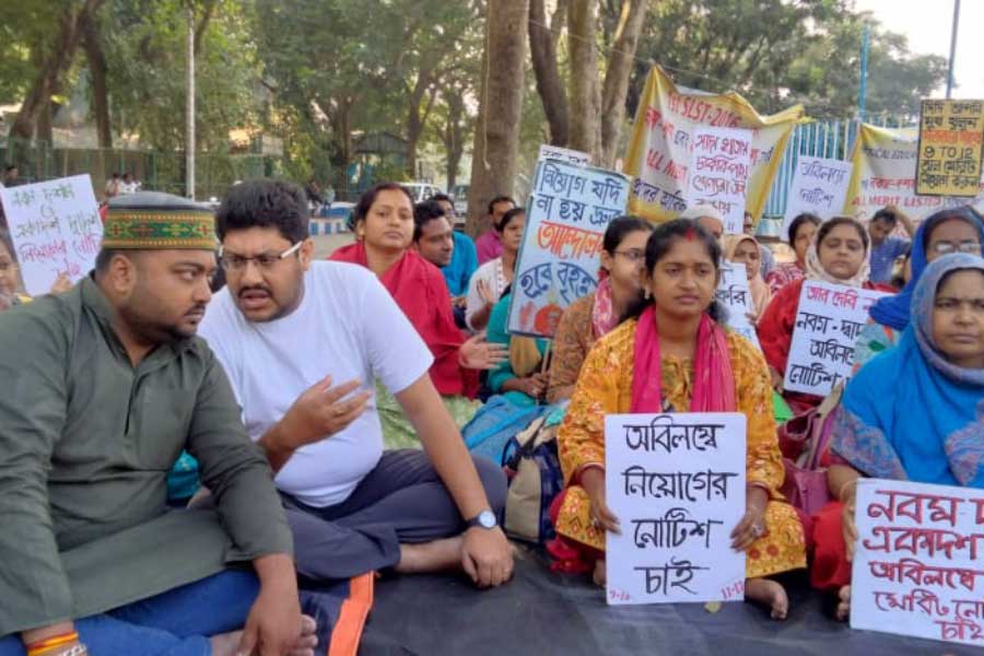 চাকরি-প্রার্থীদের অবস্থানে কংগ্রেসের প্রতিনিধিরা।