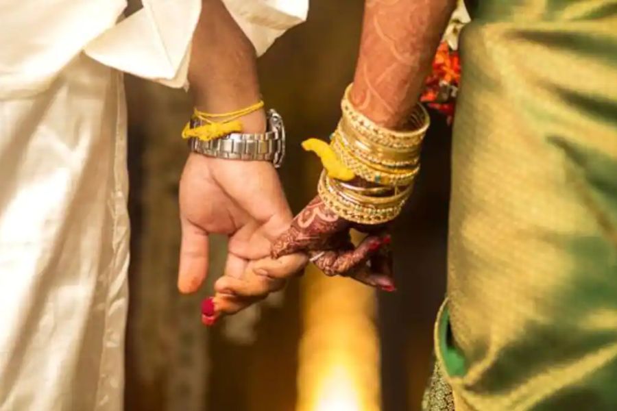 দ্বিতীয় পাক: পাত্রের প্রতিজ্ঞা তিনি বাড়ি এবং সন্তানদের রক্ষা করবেন। পাত্রীর শপথ, জীবনের সব রকম ওঠাপড়ায় তিনি স্বামীর পাশে থেকে সাহস ও শক্তি জোগাবেন। এই পাকের ব্যাখ্যা- দু’জন দু’জনের সুখ ও সুস্থ জীবনের দায়িত্ব নেবেন।