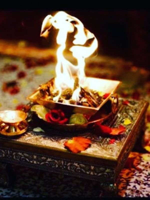 চতুর্থ পাক: এই পাকে একে অপরকে পরিপূর্ণতা দেওয়া এবং পবিত্রতা রক্ষার শপথ নেন দম্পতি। জীবনের যে কোনও ক্ষেত্রে, যে কোনও পরিস্থিতিতে একে অপরের পাশে থাকার প্রতিশ্রুতি দেন। 