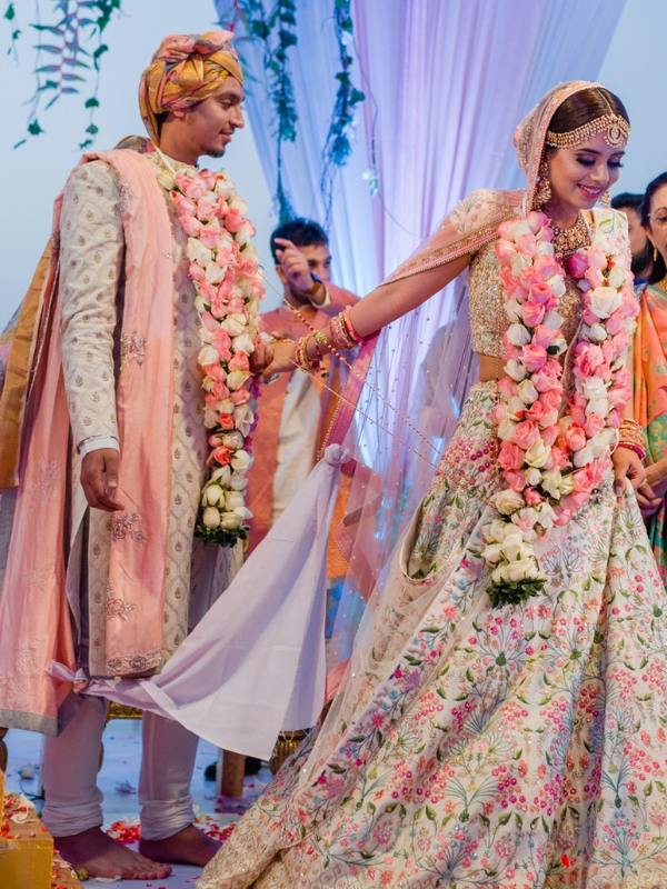 সপ্তম পাক: ঈশ্বরের আশীর্বাদ নিয়ে দাম্পত্য সম্পর্কের সূচনা করেন দু’জনে। যে সম্পর্ক সততা, দায়িত্ব এবং বিশ্বস্ততায় পরিপূর্ণ। এই সম্পর্ককে চিরস্থায়ী ও মজবুত রাখতে সচেষ্ট থাকবেন দু’জনেই- প্রতিজ্ঞা করেন তাঁরা।