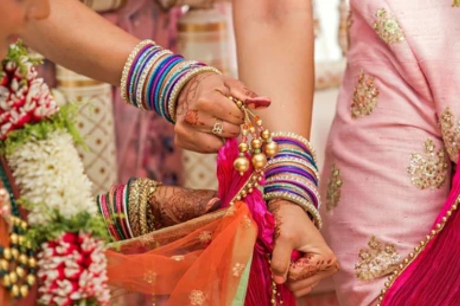 বিয়ের ক্ষেত্রে এই সাত পাকে বাঁধা পড়ার রীতি সব থেকে প্রাসঙ্গিক বলে গণ্য করা হয়। প্রসঙ্গত, হিন্দু বৈদিক বিবাহের আচার অনুষ্ঠানগুলির মধ্যে কুশণ্ডিকা, লাজহোম, সপ্তপদী গমন, ধৃতিহোম এবং চতুর্থী হোম গুরুত্বপূর্ণ।  