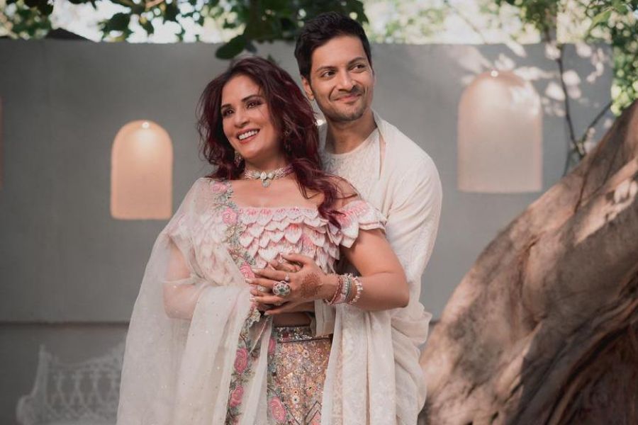 বেশ কয়েক বছর ধরেই প্রি ওয়েডিং শ্যুটের জনপ্রিয়তা তুঙ্গে। বিয়ের স্মৃতি ফিরে দেখার জন্য মনের মানুষের সঙ্গে থেকে যাক আস্ত একখানা স্বল্প দৈর্ঘ্যের ফিল্ম! একেবারে সিনেমার নায়ক-নায়িকাদের মতোই!