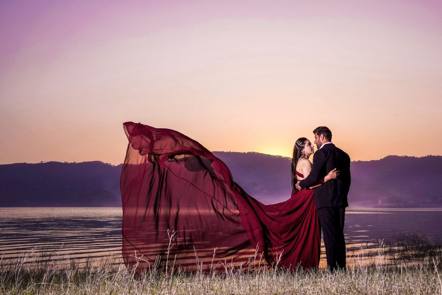 পরিচালনা থেকে সিনেমাটোগ্রাফি, রূপটান, সাজ- সব যেমন সুন্দর হতে হবে, তেমনই শ্যুটিং স্পটও চাই মানানসই। না হলে যে পুরোটাই মাটি! অতঃপর প্রি ওয়েডিংয়ের ডেস্টিনেশনের সুলুক সন্ধান। অন্য কোথাও ছুটতে হবে না, এই কলকাতাতেই কিন্তু রয়েছে বেশ কয়েকটি সুন্দর জায়গা, যা অনায়াসেই হয়ে উঠতে পারে আপনার প্রি ওয়েডিং শ্যুটের উপযুক্ত ঠিকানা।