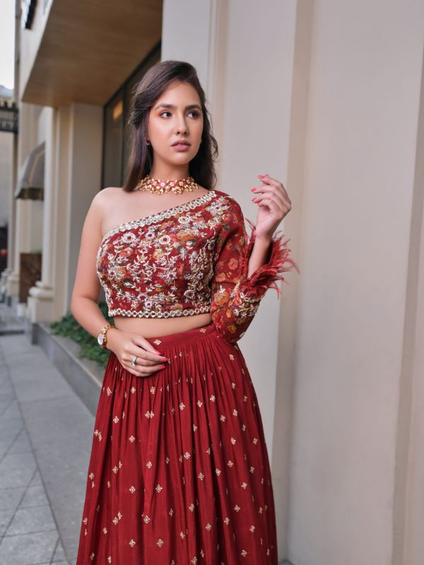 ওয়ান শোল্ডার: এক দিক স্লিভলেস। কিন্তু অন্যটি ফুল স্লিভ। সঙ্গে ব্লাউজের গায়ে রয়েছে একটু ভারী কাজ।