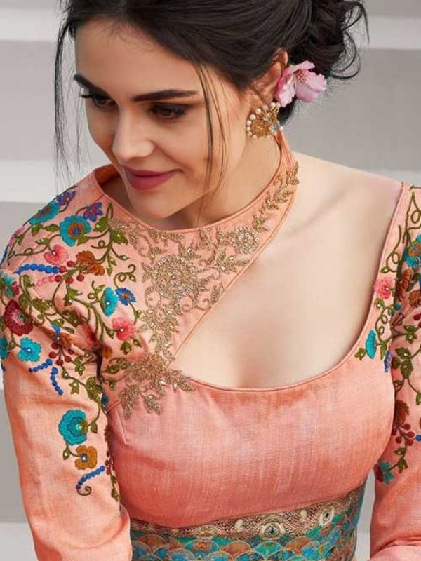 হাফ শোল্ডার কাট: সাধারণত বাঁ দিকে গলা থেকে কাঁধ পর্যন্ত ক্লাস্টার আকারে কাটা থাকে। একই সময়ে খুব সুন্দর ভাবে ওয়েস্টার্ন এবং এথনিক লুকের মিশেল এনে দিতে পারে এই ব্লাউজ।