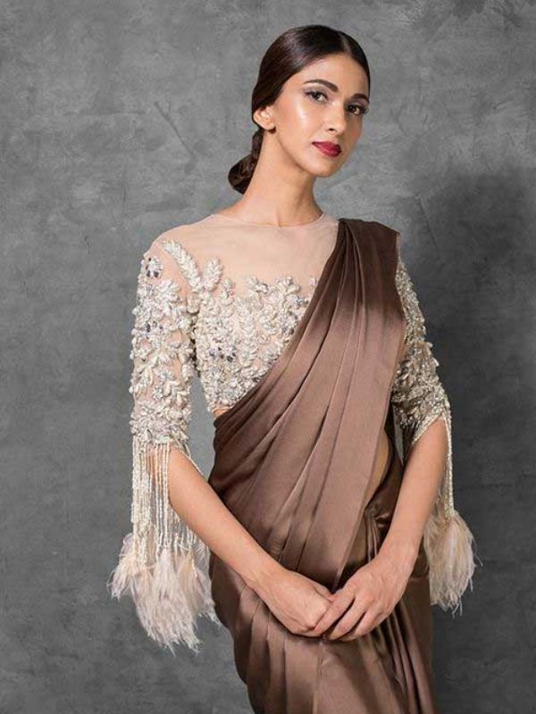 পার্ল ফ্রিংস: এই ব্লাউজের সারা গায়ে জমকালো কাজ। হাতার নীচের দিকে কয়েকটি বিডস বা অন্য রকম সাজসজ্জার উপকরণ ঝুলন্ত। একেবারে রাজকীয় লুক! 