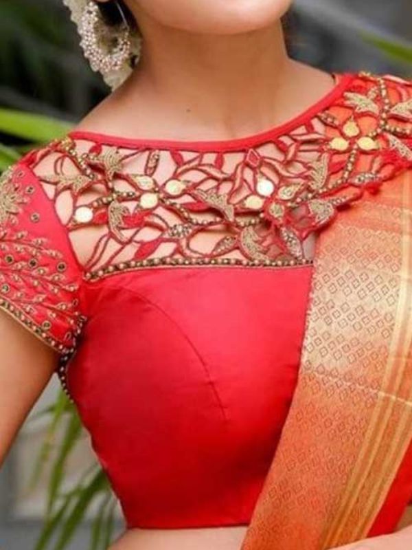 ফ্রন্ট কাট: গলার দিকে খানিকটা অংশ কাটা। ফলে ওড়না তার নীচ দিয়ে কাঁধের উপরে ফেলা হয়। সাজে নতুনত্ব আনতে এই ব্লাউজের জুড়ি মেলা ভার।   