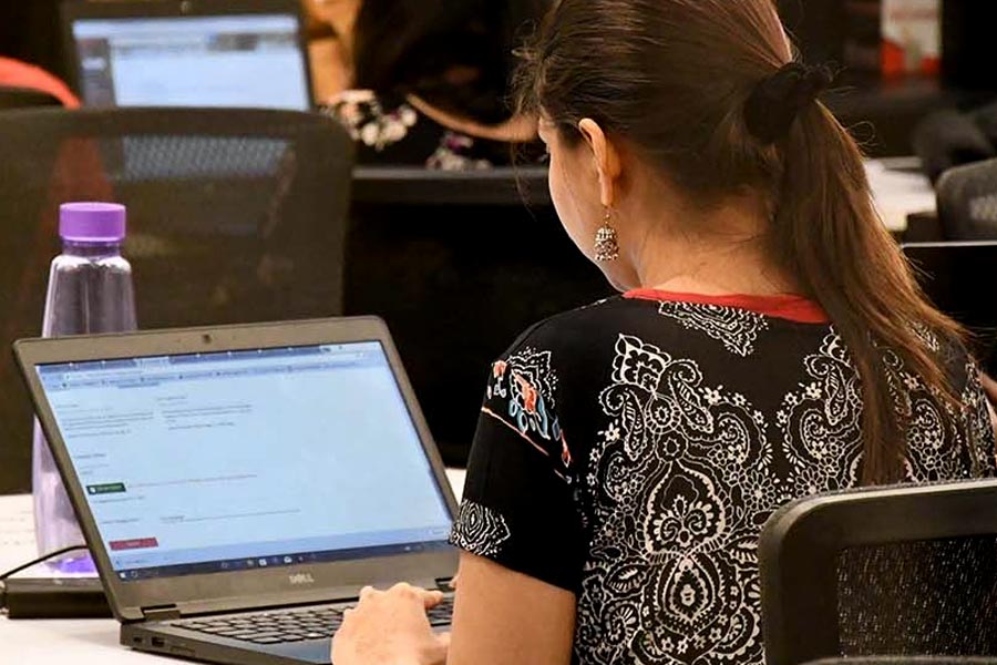 বহুজাতিক সংস্থার কল সেন্টারের চাকরি ছেড়ে অন্য শহরের প্রেমিকের সঙ্গে মেয়ে ঘর বাঁধুক, সেটা চাননি শ্রদ্ধার বাবা-মা। এই সম্পর্কে তাঁরা আপত্তি জানিয়েছিলেন।