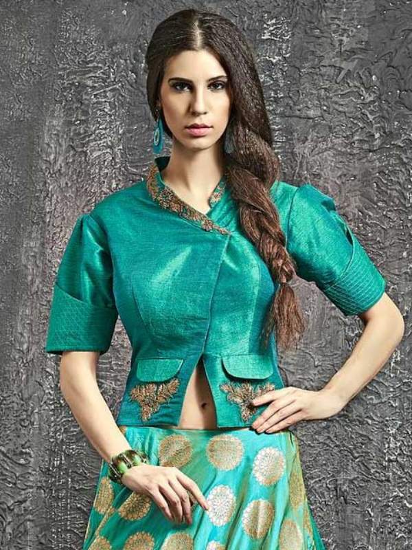 ডুপিন সিল্ক: একটু অন্য রকম সাজ চাইলে এই নতুন ধরনের ডিজাইনে লেহঙ্গার ব্লাউজ পরে দেখতে পারেন। এলিগ্যান্ট লুক চাইলে এই ব্লাউজ আপনার জন্য একেবারে উপযুক্ত। 