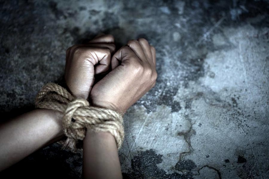 শ্রদ্ধার বাবা পুলিশের কাছে অভিযোগ করেন যে, তাঁর মেয়েকে অপহরণ করা হয়েছে। অভিযোগের ভিত্তিতে তদন্ত শুরু করে পুলিশ। 