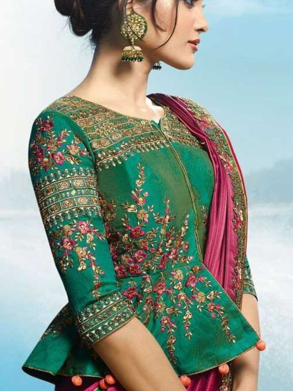 টপ স্টাইল: নীচের দিকে ফ্রিল দেওয়া টপ আকারের ব্লাউজ। সাবেক সাজ চাইলে এই ডিজাইন অনায়াসেই ত্রাতার ভূমিকায় অবতীর্ণ হতে পারে।  