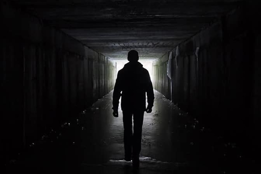 টানা ১৮ দিন ধরে এই কাজ করে গিয়েছেন তিনি। পুলিশের অনুমান, তথ্যপ্রমাণ লোপাটের উদ্দেশেই এমন করেছিলেন তিনি। 