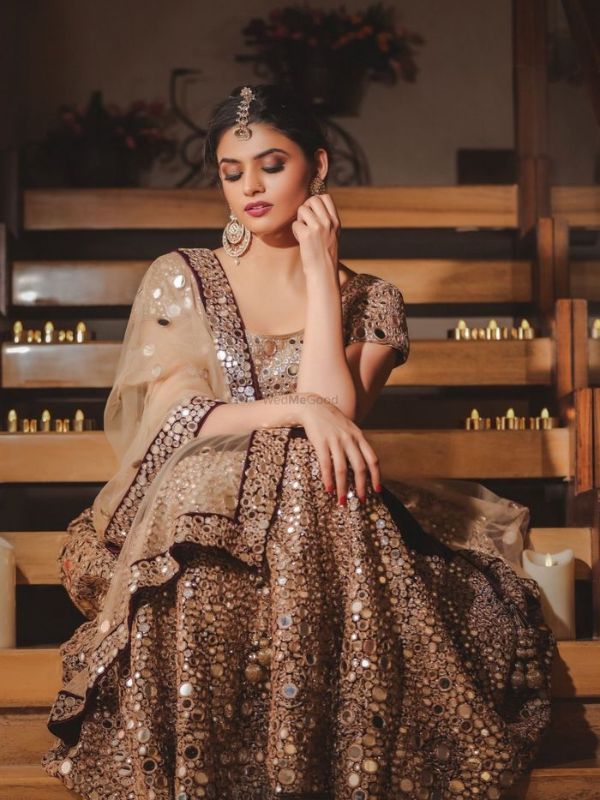 লেহঙ্গার সঙ্গে নজরকাড়া ডিজাইনের ব্লাউজ।  সঙ্গে মানানসই কেশসজ্জা আর হালকা গয়না। ব্যস! বিয়েবাড়িতে আপনিই মধ্যমণি!