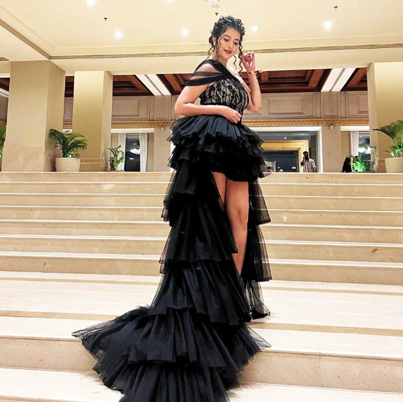 চারুর অভিযোগ, সেই সময় রোজ সকালে জিমে যাওয়ার নাম করে বাড়ি থেকে বেরিয়ে যেতেন রাজীব। কিন্তু ফিরতেন রাত করে। কেন দেরি হয়েছে তা জিজ্ঞাসা করলে রাজীব জানাতেন, রাস্তায় ট্রাফিক বেশি ছিল বলে তাঁর বাড়ি ফিরতে দেরি হয়েছে।