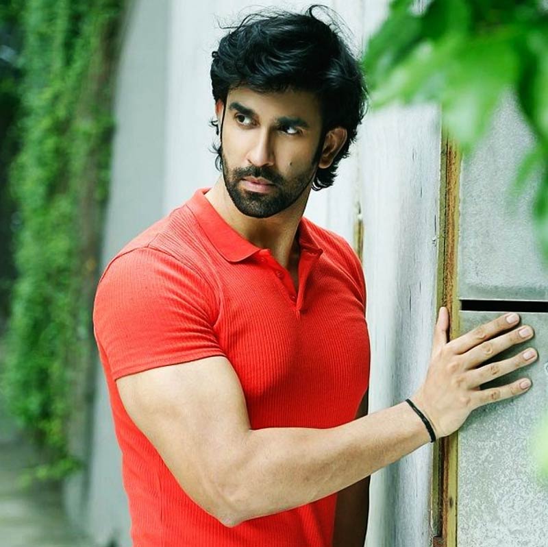 চারুর অভিযোগ, রাজীবের ব্যাগের ভিতর থেকেও এমন কিছু জিনিস খুঁজে পান যা দেখে তিনি নিশ্চিত হন যে, রাজীব পরকীয়ায় জড়িয়েছেন।