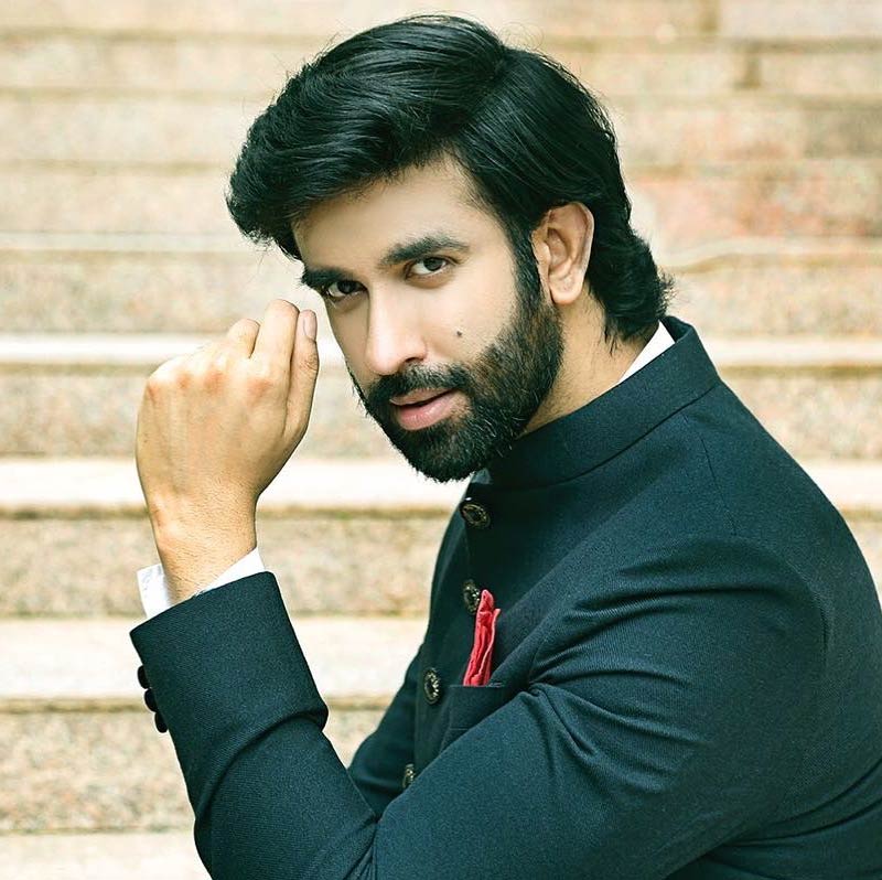 কিন্তু চারুর বিরুদ্ধে পাল্টা অভিযোগ আনেন রাজীব। তাঁর অভিযোগ, গাড়ির চালকের সঙ্গে বিবাহবহির্ভূত সম্পর্কে জড়িয়েছিলেন চারু। 