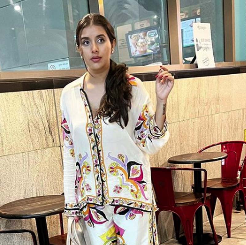 চারুর অভিযোগ, বিনা কারণে তাঁকে সন্দেহ করতেন রাজীব। এই নিয়ে প্রায়ই অশান্তি লেগে থাকত। কিন্তু শুধু গাড়ির চালকের সঙ্গেই নন, অভিনেতা কর্ণ মেহরার সঙ্গেও পরকীয়ায় জড়িয়েছিলেন চারু, অভিযোগ রাজীবের।