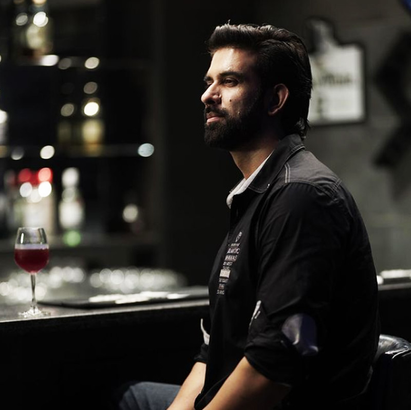 রাজীবের দাবি, তিনি চারুর মায়ের কাছ থেকে একটি ভয়েজ় নোট পান। এমনকি কিছু ভিডিয়োও তাঁকে পাঠান চারুর মা, যেখানে সব তথ্যপ্রমাণ রয়েছে। কিন্তু চারু এই অভিযোগ অস্বীকার করেন।