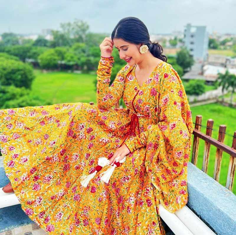 কানাঘুষো শোনা যায়, নিশা রাওয়ালের সঙ্গে বিবাহবিচ্ছেদের পর চারুর সঙ্গে ঘনিষ্ঠ হয়ে পড়েন কর্ণ।