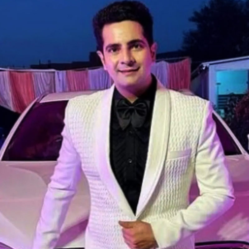 চারুর সঙ্গে কিছু রিল ভিডিয়োতেও দেখা গিয়েছে কর্ণকে। রাজীবের অভিযোগ, চারু এমন কিছু কাজ করেছেন যাতে তাঁর সম্মানহানি হয়েছে।