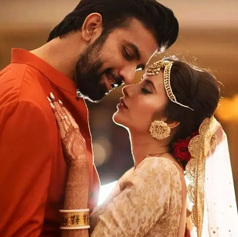 ২০১৯ সালে টেলি অভিনেত্রী চারু অসোপাকে বিয়ে করেন রাজীব। কিন্তু দিন দিন জটিল হয়েছে চারু-রাজীবের বৈবাহিক সম্পর্ক।