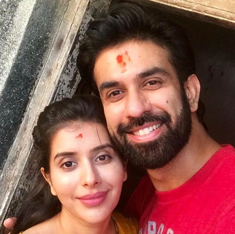 যদিও সম্পর্কের সুতো এখনও পুরোপুরি ছিঁড়ে যায়নি। তবে শেষমেশ কী পরিণতি হয় এই যুগলের, তা সময়ই বলবে!