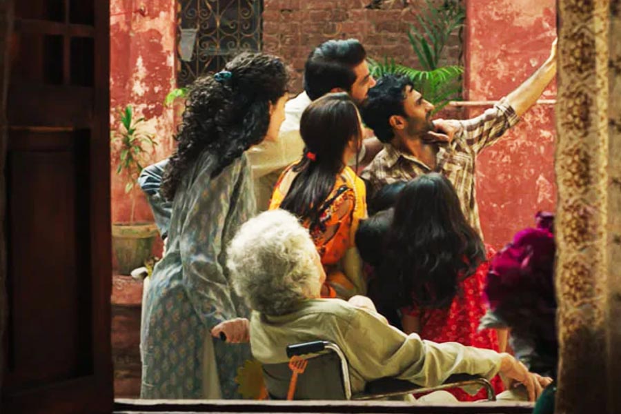 হায়দারের এই প্রেমের খবরে তাঁর আদ্যোপান্ত কট্টরপন্থী পরিবারে যেন বাজ পড়ে। বাবার চোখরাঙানি, পরিবারের বাকি সদস্যদের কটাক্ষ পাশ কাটিয়ে হায়দার আর বিবার প্রেম কি পূর্ণতা পাবে? সেই গল্পই বলে ‘জয়ল্যান্ড’।