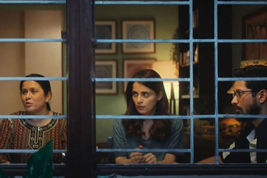 এই ছবিতে প্রধান চরিত্রে হায়দারের ভূমিকায় অভিনয় করেছেন আলি জুনেজো। তাঁর বিপরীতে বিবার ভূমিকায় রয়েছেন আলিনা খান। দু’জনেই পাকিস্তানের চলচ্চিত্র জগতের জনপ্রিয় তারকা।